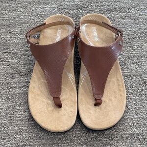 DREAM PAIRS Women's Flat Sandals Arch Support T-Strap Walking Sandals Size 8.5